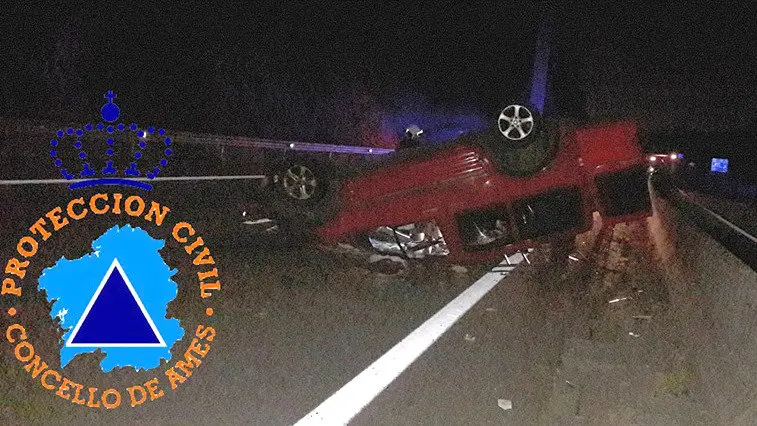 Estado del coche siniestrado en Ames PROTECCIÓN CIVIL AMES