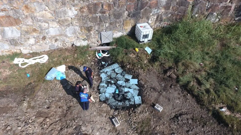 Miembros del Grupo de Apoio Loxístico trabajan con mantas absorventes para retirar los residuos. TWITTER (@112GALICIA)