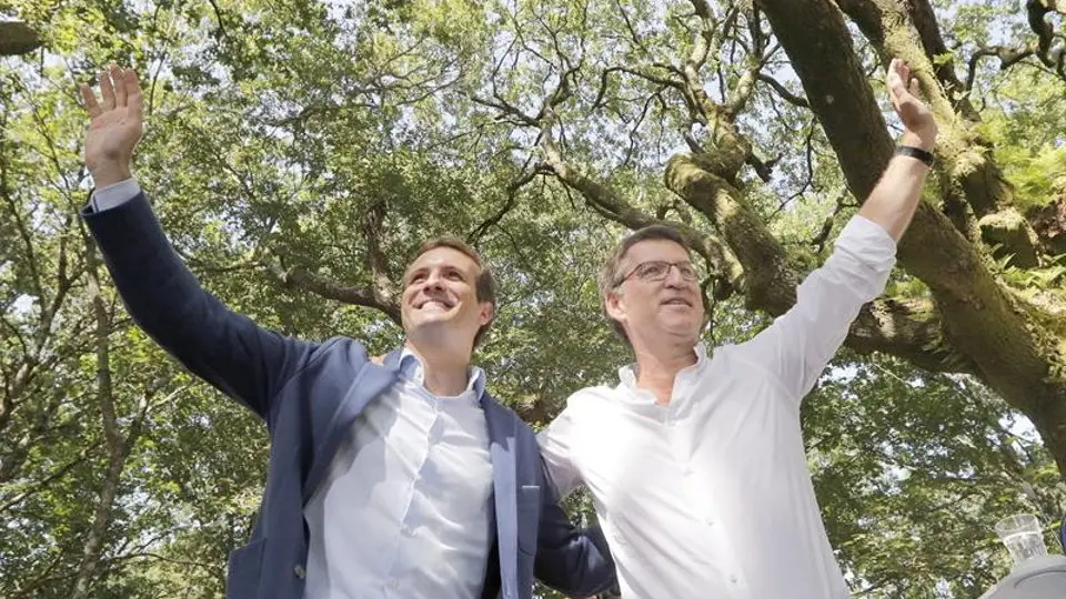 Casado y Feijóo, en el acto de apertura dle curso político en Cerdedo-Cotobade. LAVANDEIRA JR.