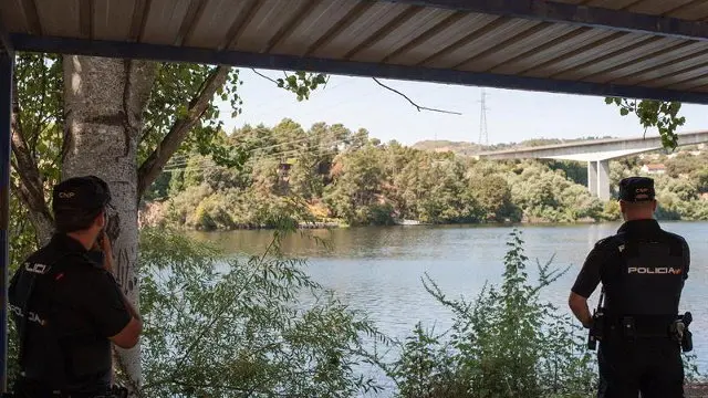 Agentes que colaboran en la búsqueda de un hombre que se cayó al Miño. BRAIS LORENZO