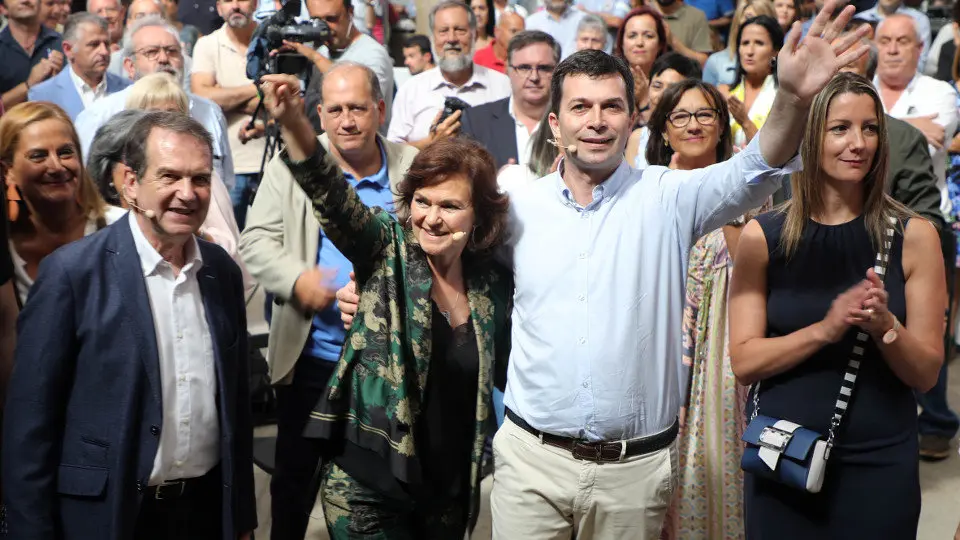 Calvo y Gonzalo Caballero escoltados por Abel Caballero y Lara Méndez. PEPE FERRÍN