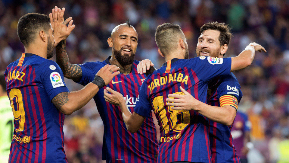 El defensa del FC Barcelona, Jordi Alba, celebra el 7-2 ante la SD Huesca junto a sus compañeros. MARTA PÉREZ (EFE)