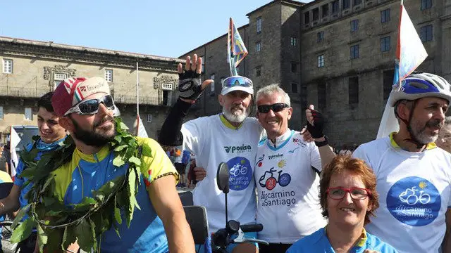 Alfonso Rueda con participantes en DisCamino. EFE