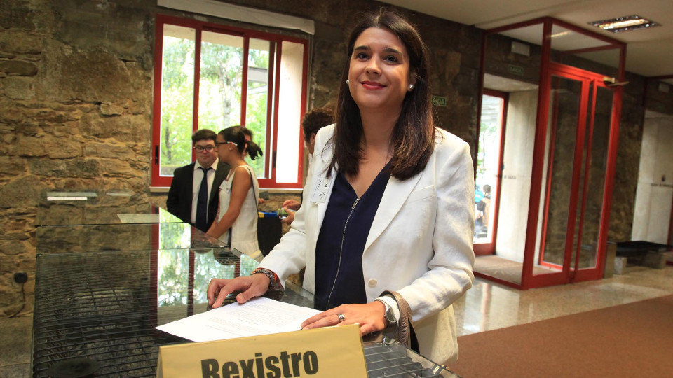 La portavoz de Ciudadanos en Galicia, Olga Louzao, registrando la pregunta en el Parlamento. PEPE FERRÍN (AGN)