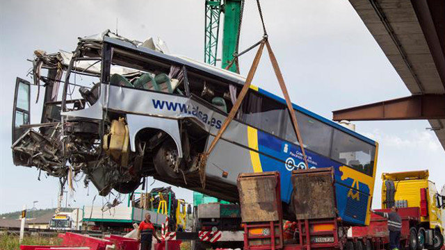 Una grúa retira los restos del autobús de la compañía Alsa que se empotraba contra una pilastra de hormigón en Avilés ALBERTO MORANTE