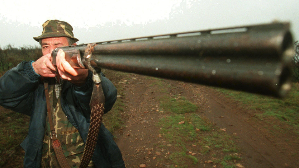 Imagen de recurso de un hombre con una escopeta de caza AEP