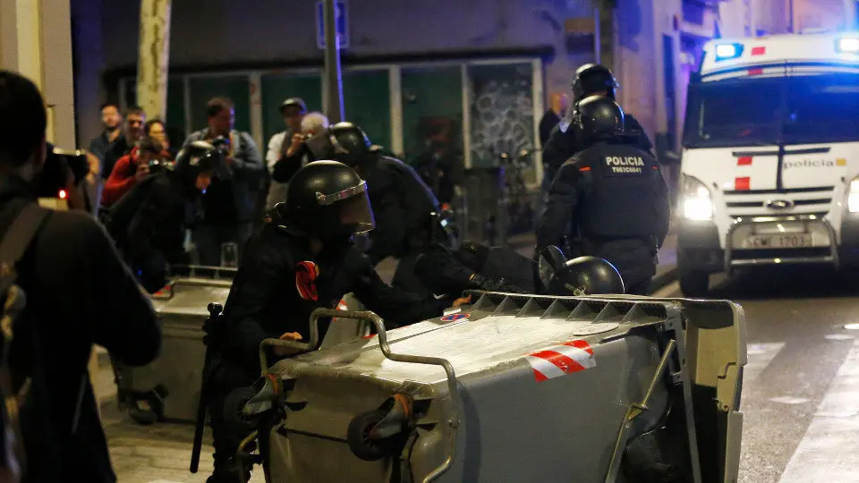 Antidisturbios en una manifestación en Barcelona. EFE