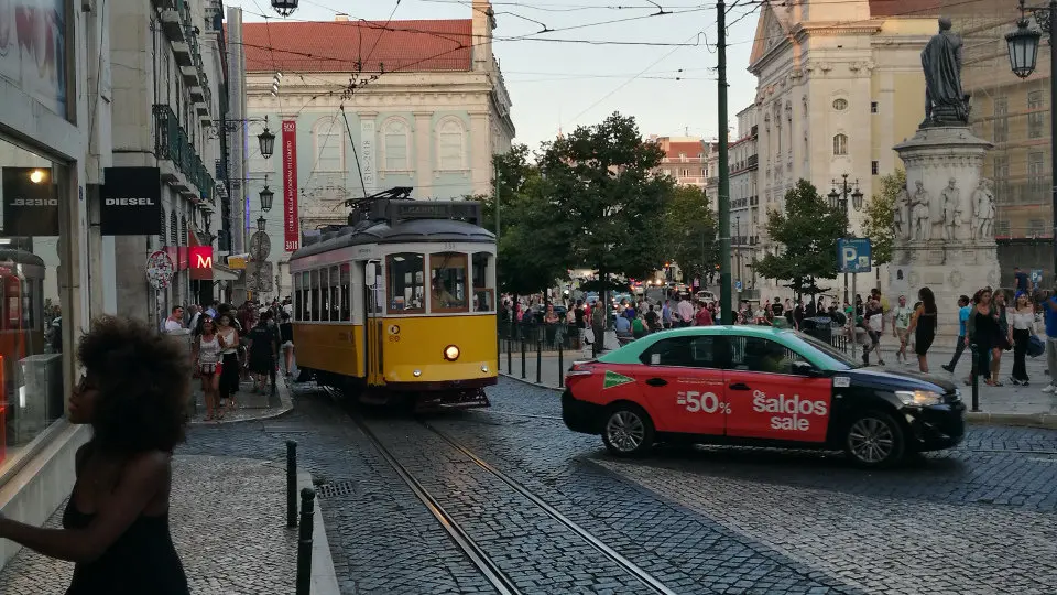 El turístico tranvía 28 a su paso por la plaza Camões. ALBERTO CAEIRO