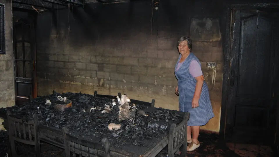 Consuelo López, de 81 años, en su destrozada casa en Padriñán. VILA