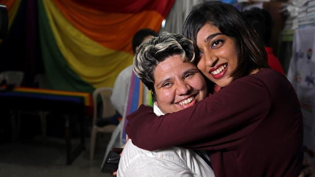 Miembros de la comunidad LGTB celebran el fallo del Tribunal Supremo de la India sobre las relaciones homosexuales. EFE