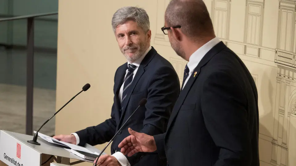 Fernando Grande-Marlaska y Miquel Buch durante la rueda de prensa que han ofrecido tras la reunión de la Junta de Seguridad de Cataluña. MARTA PÉREZ (EFE)