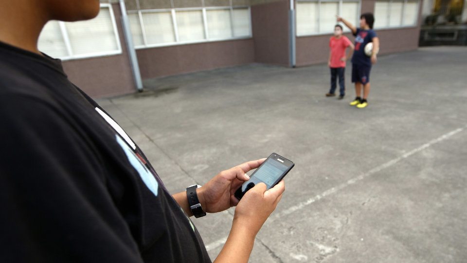 Los teléfonos móviles pueden tener los días contados en los patios de los colegios. J. VÁZQUEZ