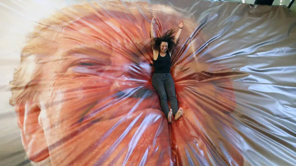 Inés Bermenjo, miembro de producción del Getxophoto, tras lanzarse a la colchoneta de Donald Trump. LUIS TEJIDO (EFE)