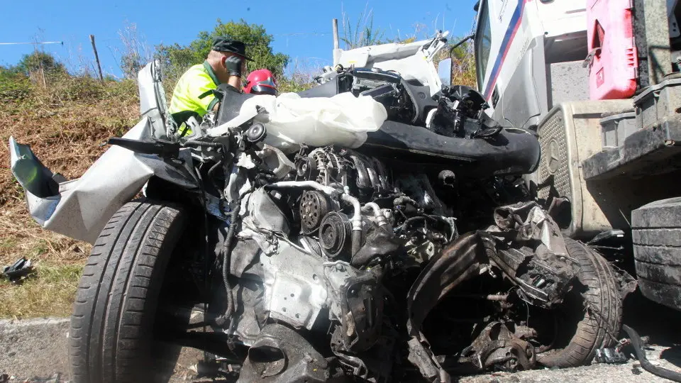 Estado en el que quedó el turismo implicado en el accidente de Baralla. VICTORIA RODRÍGUEZ