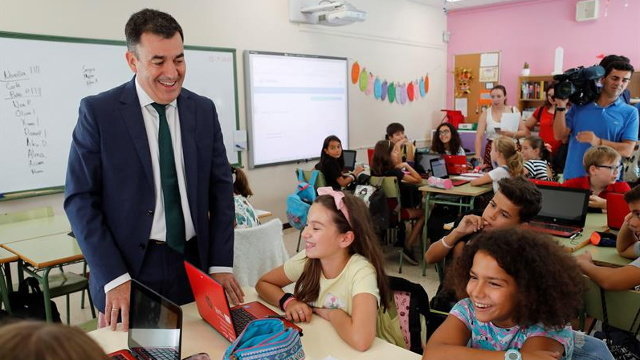 Román Rodríguez inaugura el curso de infantil y primariaen el CEIP Rosalía de Castro de Lugo. ELISEO TRIGO