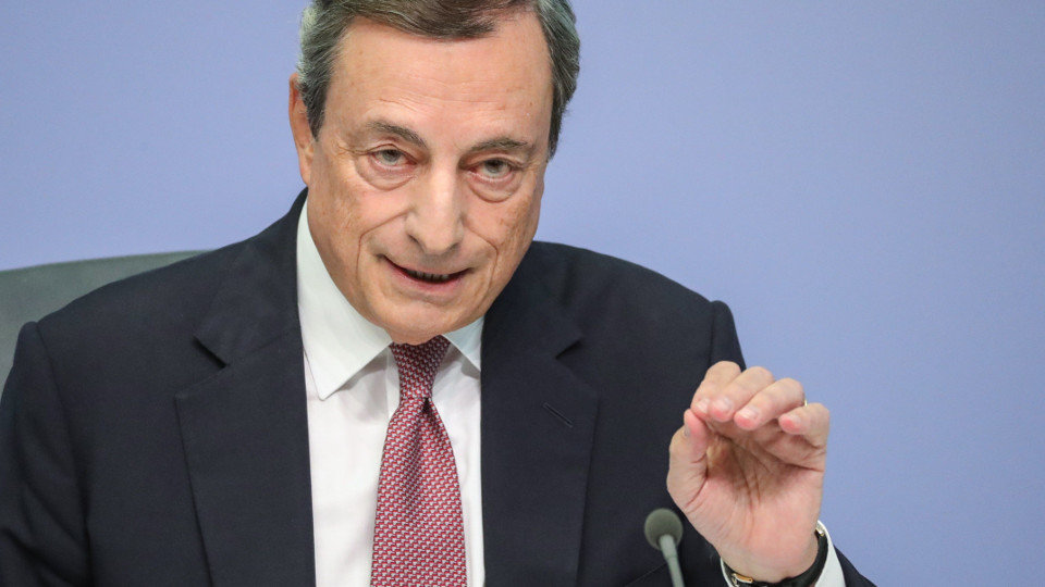 Mario Draghi ofrece una rueda de prensa tras la reunión de política monetaria del Consejo de Gobierno del BCE celebrada en Fráncfort. ARMANDO BABANI (EFE)