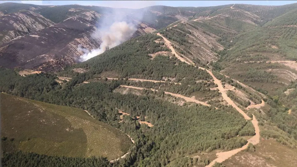 Incendio en O Invernadoiro. TWITTER (@basevilamaior)