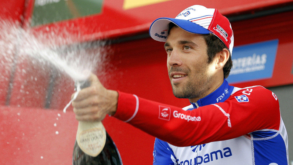 Thibaut Pinot, celebra en el podio su victoria durante la decimonovena etapa de La Vuelta. MANUEL BRUQUE (EFE)