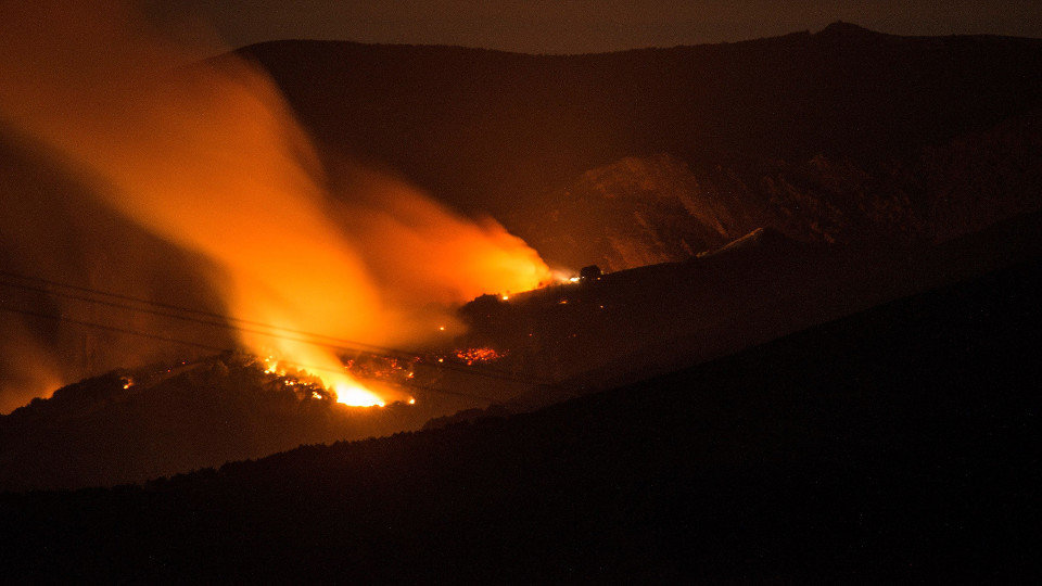 Incendio forestal na parroquia de San Mamede dá Hedrada. BRAIS LORENZO (EFE)