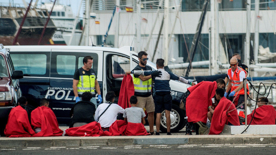 Llegada al puerto de Naos, en Arrecife, del grupo de 28 inmigrantes que navegaba en una patera rumbo a Lanzarote tras ser interceptados por la Guardia Civil. JAVIER FUENTES (EFE)