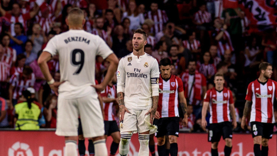 Sergio Ramos y Karim Benzema, tras el gol del Athletic. JAVIER ZORRILLA (EFE)