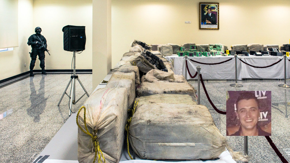 El alijo de 2.575 kilos de cocaína que, según Marruecos, organizó el ahora detenido y una imagen del joven vilagarciano (dcha.). BCIJ MAROC