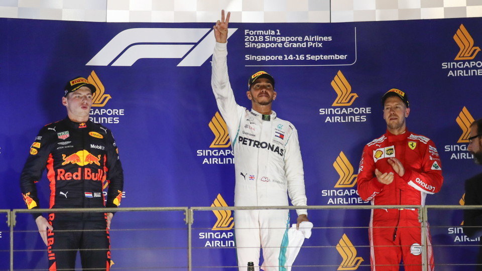 Max Verstappen, Lewis Hamilton y Sebastian Vettel en el podio de Singapur. DIEGO AZUBEL (EFE)