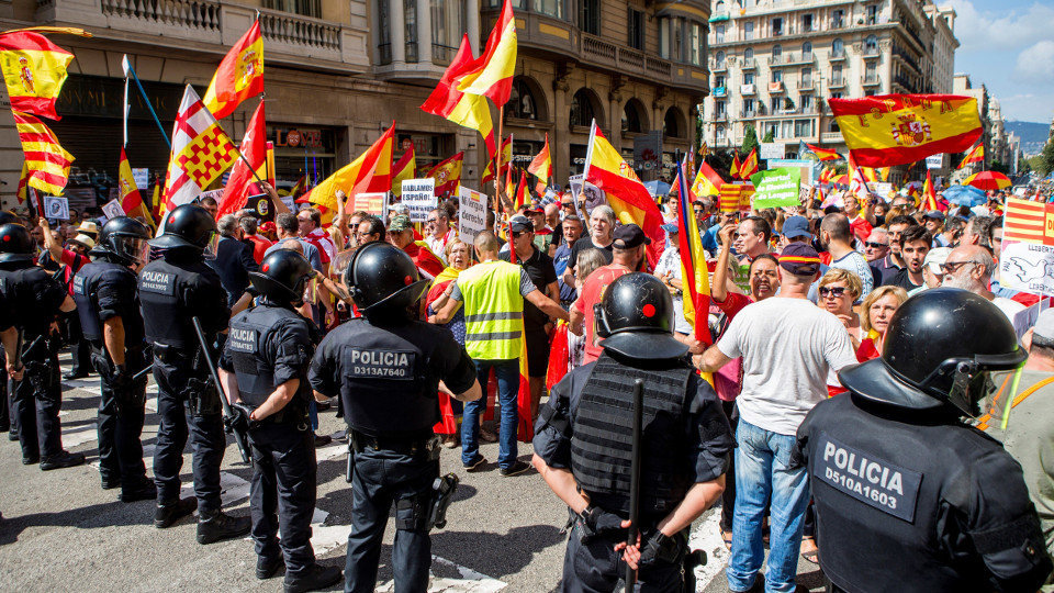 Los mossos d&#39;Esquadra impiden el paso a un grupo de personas hacia la plaza de Sant Jaume. QUIQUE GARCÍA (EFE)