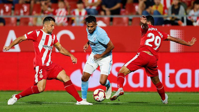 Boufal controla el balón entre dos jugadores del Girona. ALEJANDRO GARCÍA (EFE)