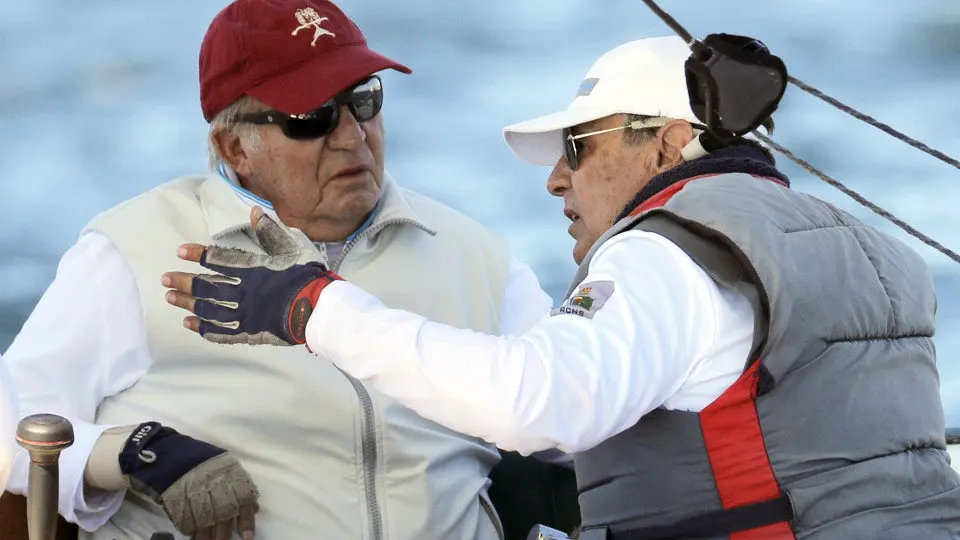 El Rey Juan Carlos al timón del Bribón, habla con el campeón mundial de vela Pedro Campos. LAVANDEIRA JR (EFE)