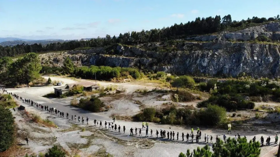 Cadena humana de la Plataforma Casalonga Limpa de Residuos. TWITTER (@psoeteo)