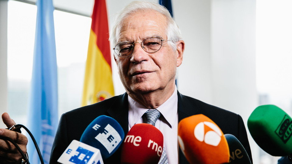 Borrell comparece ante los medios españoles a las puertas de la sede de  Naciones Unidas. ALBA VIGARAY (EFE)