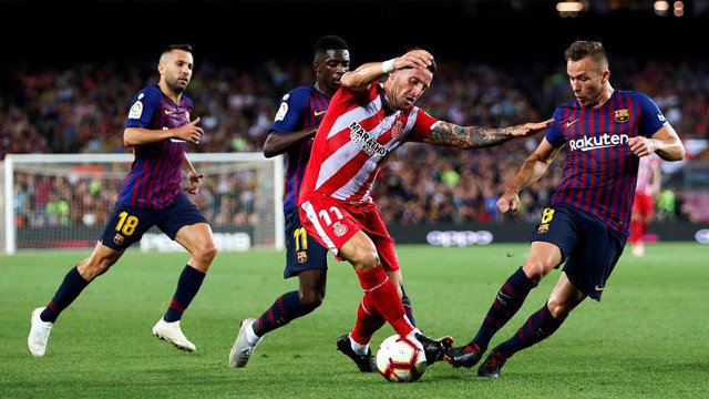 El jugador del Girona Aday juega un balón entre Arthur, Dembelé y Jordi Alba, del FC Barcelona, este domingo. ALEJANDRO GARCÍA (EFE)