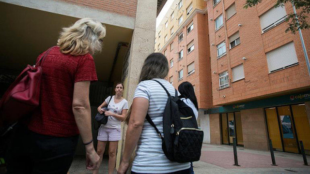 Vecinos conversan en Castellón tras el parricidio. DOMENECH CASTELLÓ