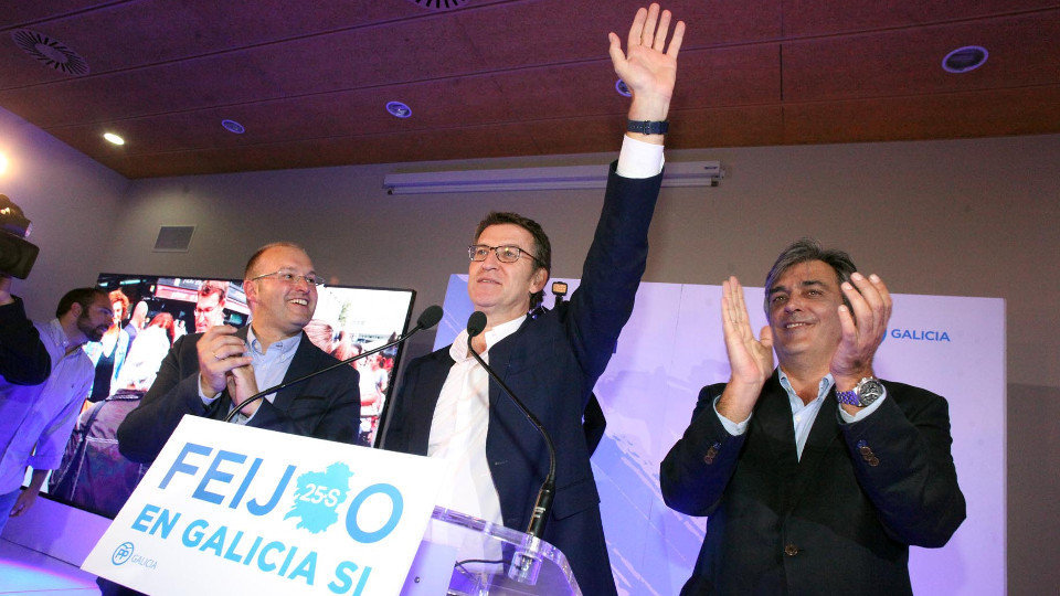 Feijóo celebra su tercer triunfo electoral la noche del 25-S de 2016. PEPE FERRÍN