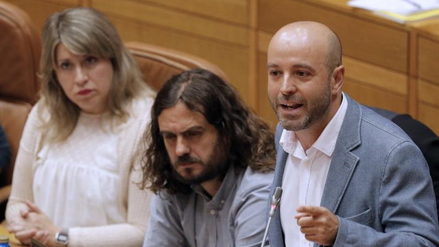 Carmen Santos, Antón Sánchez y Luís Villares en el Parlamento. LAVANDEIRA JR.