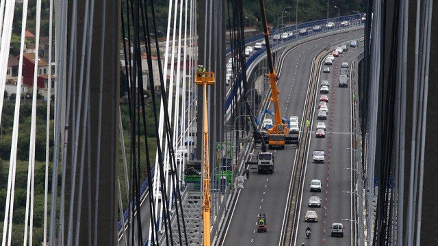 Obras dificultando el tráfico en el puente de Rande a finales de mayo de 2018. RAFA FARIÑA