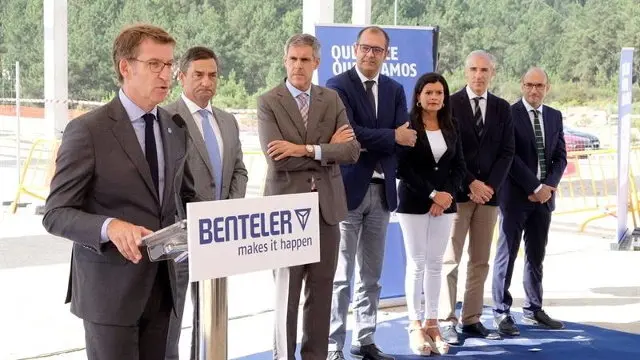 Feijóo, durante su discurso con motivo de la visita a las obras de la nueva planta de Benteler en Mos. SALVADOR SAS