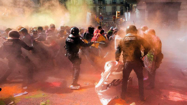 Los Mossos cargan contra manifestantes soberanistas que les lanzaron polvos de colores.MARTA PÉREZ
