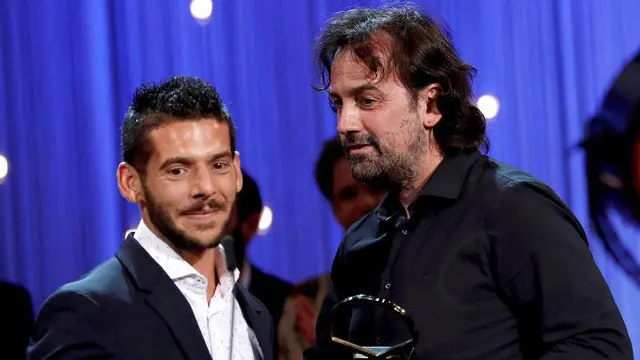 El actor Israel Gómez e Isaki Lacuesta. JAVIER ETXEZARRETA