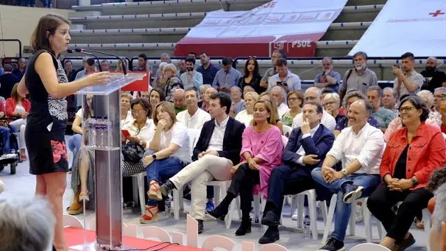 Adriana Lastra se dirije a los asistentes en la fiesta de la Rosa, en O Porriño. SALVADOR SAS