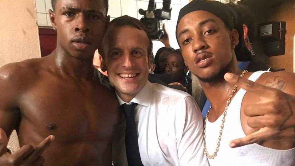 La polémica foto por la que Macron fue criticado. TWITTER