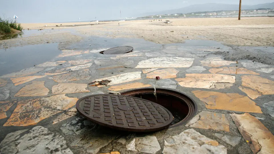 Acceso a una alcantarilla. ARCHIVO