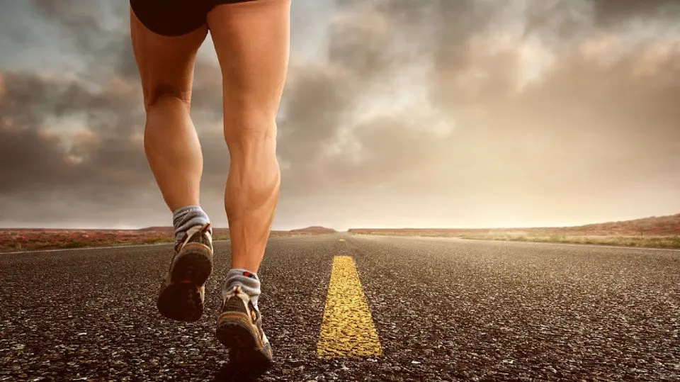 Un hombre corre por una carretera. EP