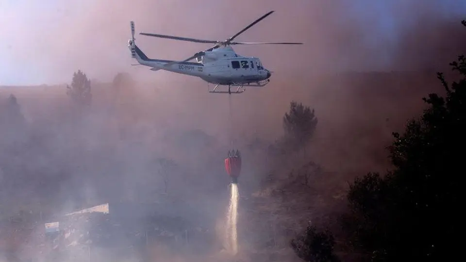 Labores de extinción en el incendio registrado en Nogueira de Ramuín. BRAIS LORENZO (EFE)