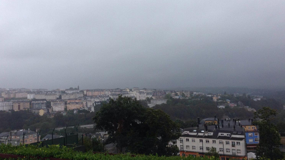Vista de la ciudad de Lugo completamente cubierta de nubes. TINO