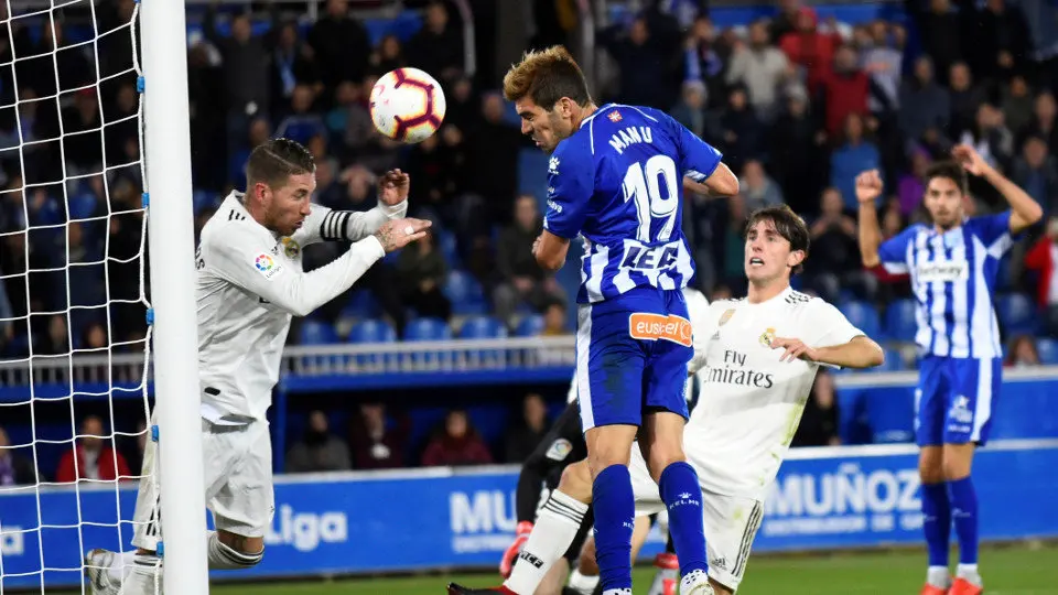 El capitán del Alavés, Manu García, anota el único gol del partido. ADRIÁN RUIZ DE HIERRO (EFE)