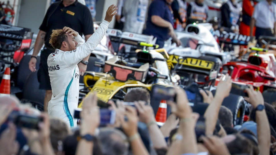 Lewis Hamilton celebra tras acabar la carrera. DIEGO AZUBEL (EFE)