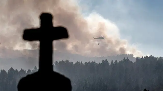 Un incendio en A Gudiña. BRAIS LORENZO (EFE)