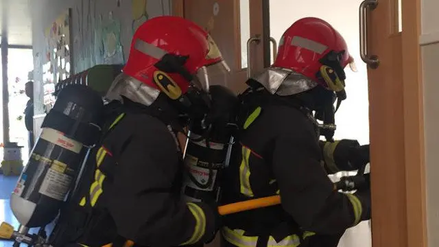 Los bomberos sofocaron el incendio alrededor de la una de la madrugada. TVG